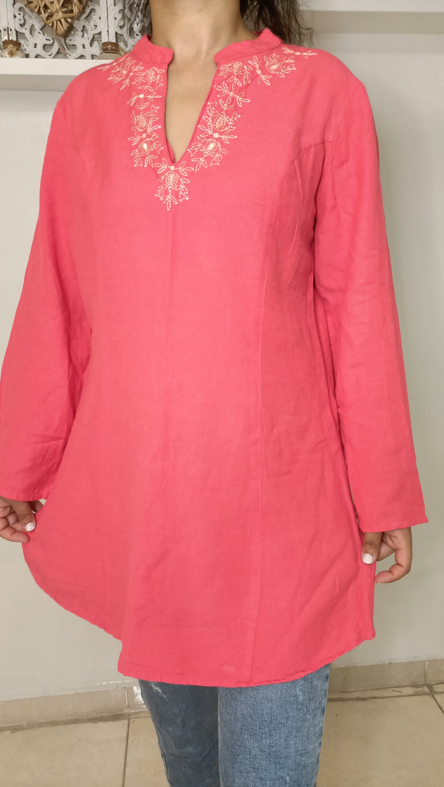 Craquez pour le charme délicat de cette sublime tunique vintage en lin rose. Ses broderies dorées et son col tunisien apportent une touche d'élégance