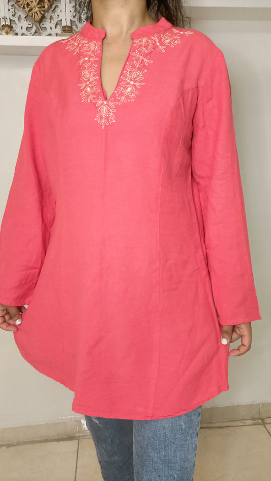 Craquez pour le charme délicat de cette sublime tunique vintage en lin rose. Ses broderies dorées et son col tunisien apportent une touche d'élégance