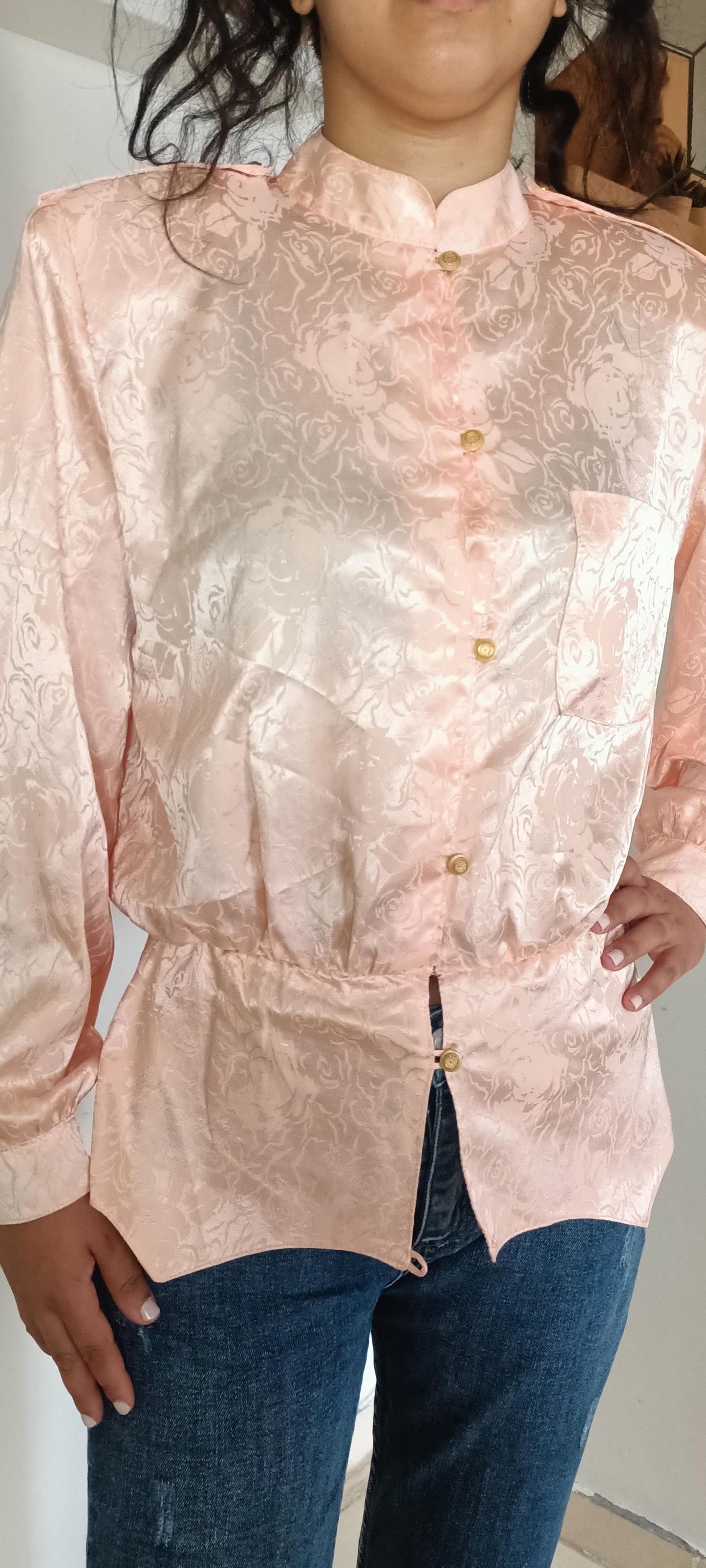 magnifique chemise en satin pêche ornée de motifs floraux délicats. 🌸