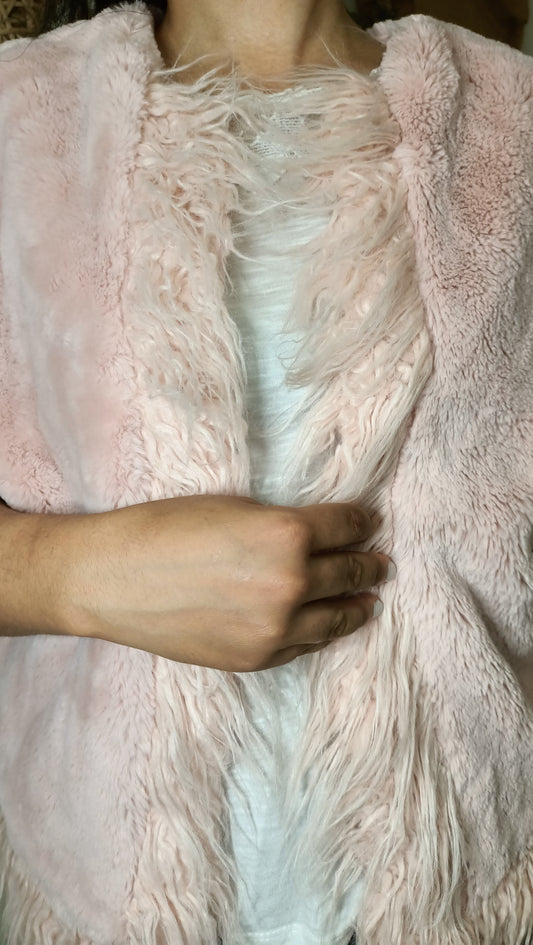 gilet en fausse fourrure rose est le parfait ajout pour une touche cocooning et tendance.
