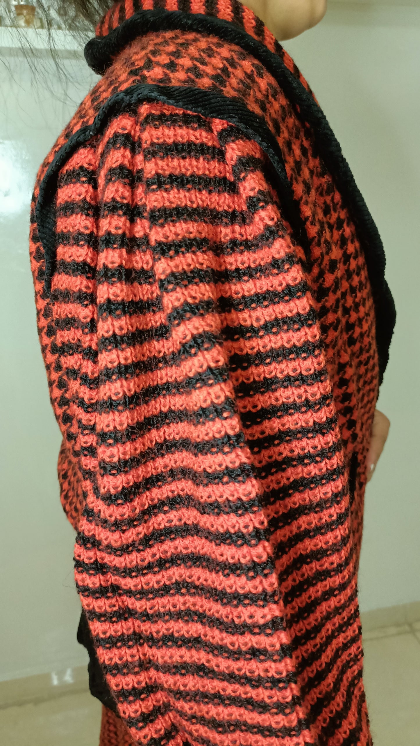 Sublime ensemble vintage en pied-de-poule noir et orange, avec ses finitions en velours côtelé noir.