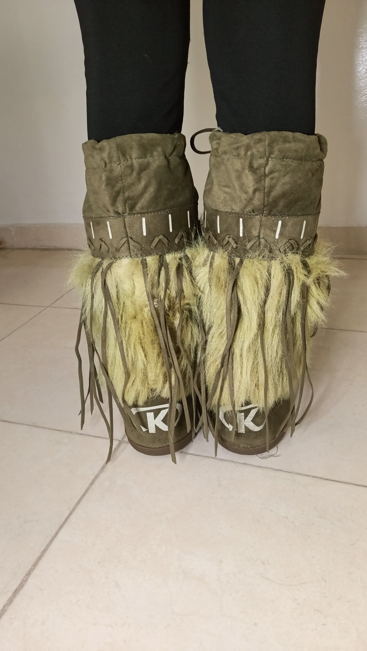 Ces bottes vintage, c'est l'incarnation du style et du confort ! 👢 J'adore leur look unique avec la fourrure et les détails en daim kaki.