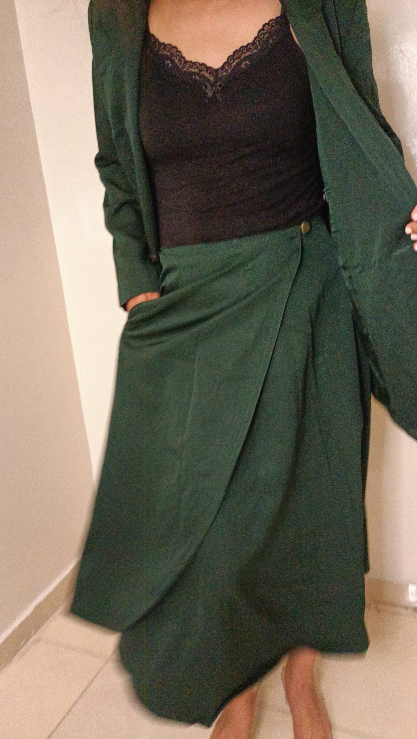 blazer et jupe vintage dans un magnifique vert forêt. La veste croisée avec ses grandes poches et la jupe midi évasée créent une silhouette élégante .