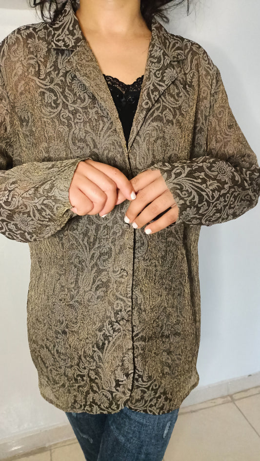 Coup de cœur pour cette pépite vintage ! ✨ J'adore son motif brocart délicat et ses reflets dorés qui apportent une touche de sophistication. Légère et fluide,