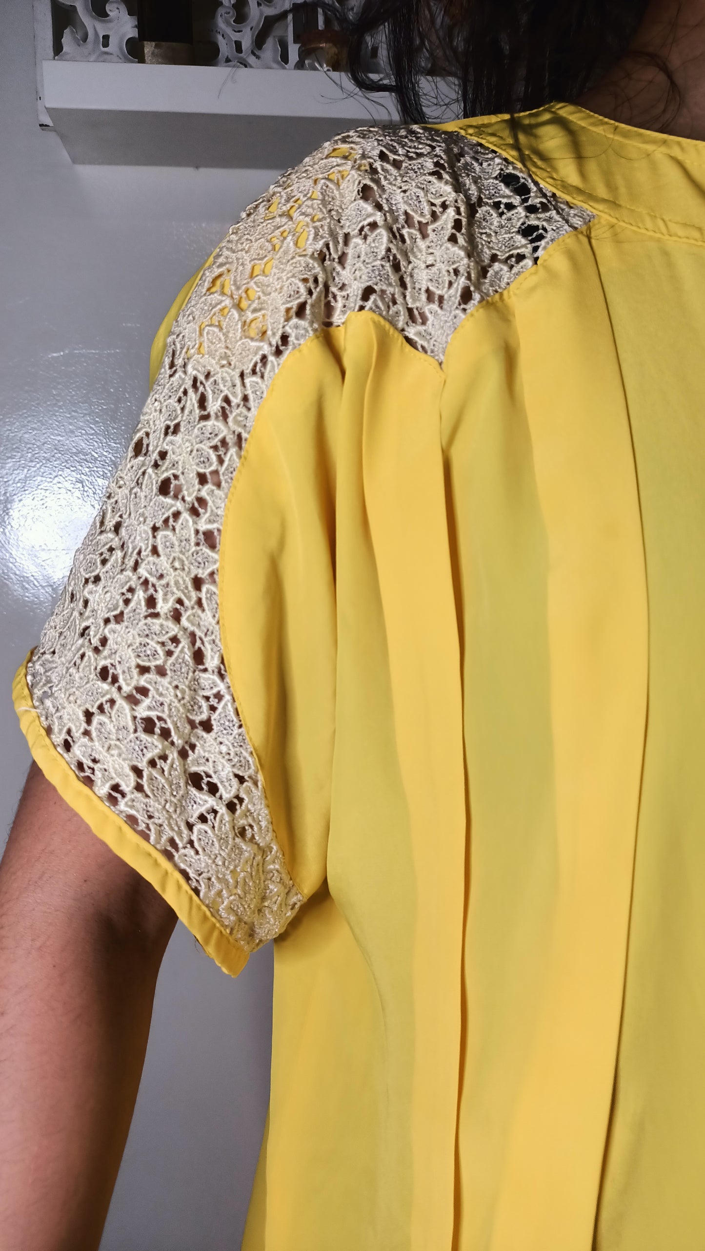 magnifique blouse vintage jaune ! Les détails en dentelle sur les épaules ajoutent une touche romantique et unique.