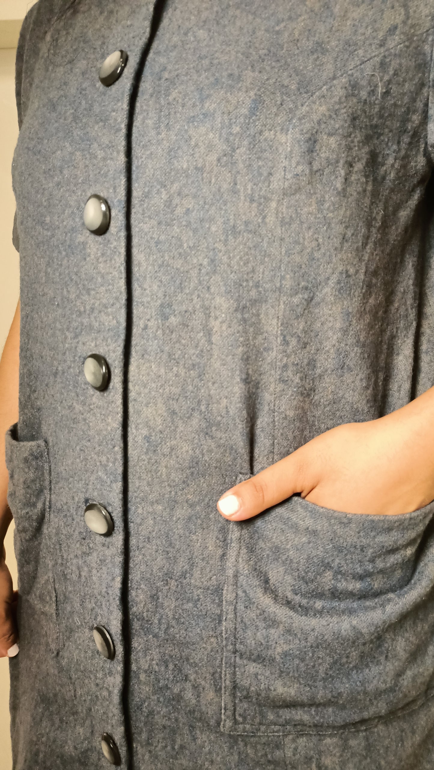 manteau vintage gris chiné a un charme fou avec sa coupe droite, ses manches courtes et ses gros boutons.