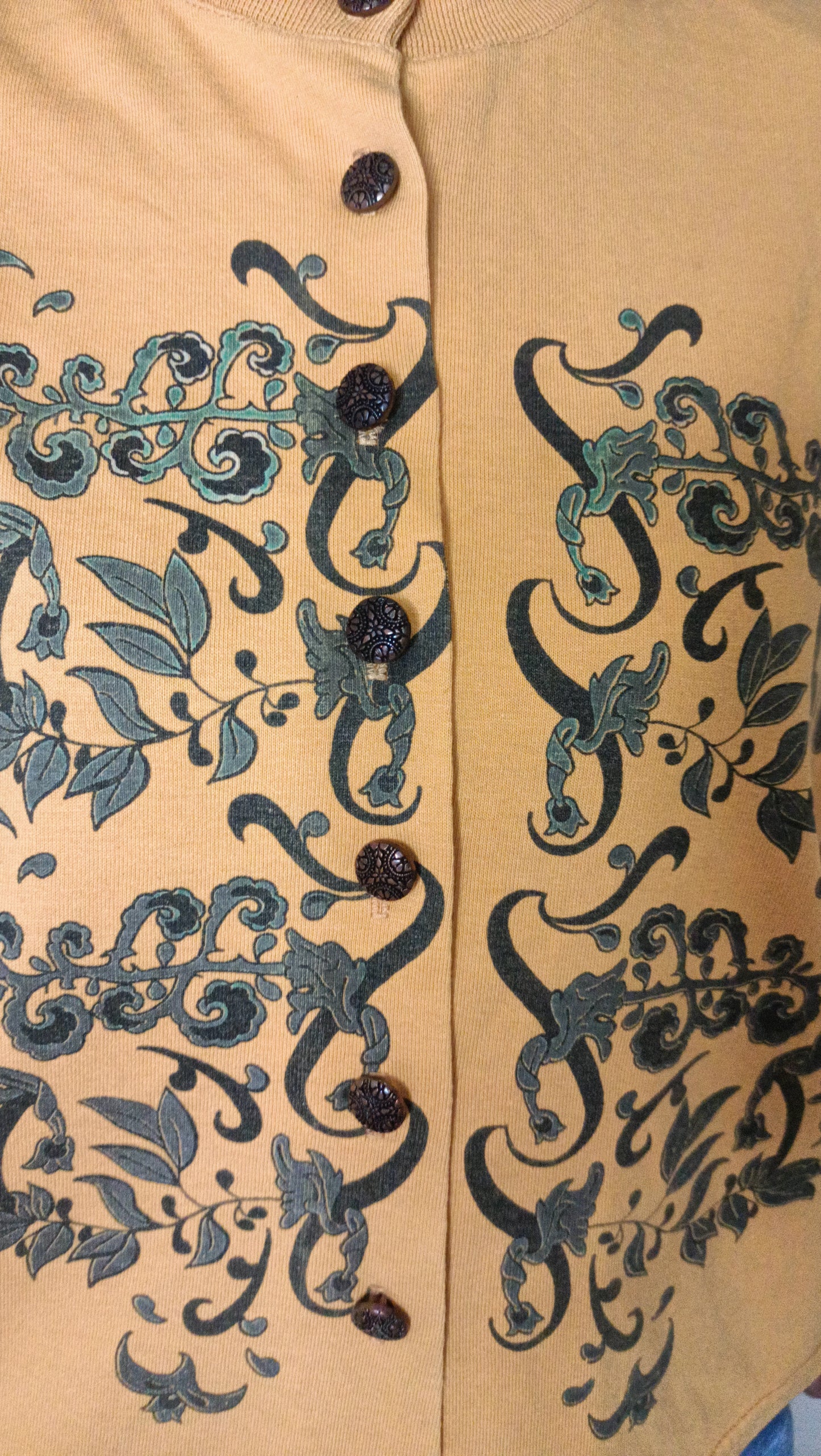 Un rayon de soleil vintage pour ma garde-robe ! ☀️ J'adore ce top moutarde à manches longues, orné de motifs végétaux sombres et complexes qui lui donnent un charme unique.