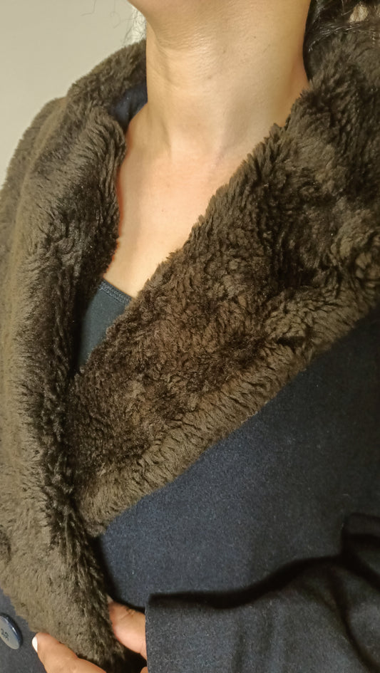 magnifique manteau vintage bleu marine avec son col en fausse fourrure marron