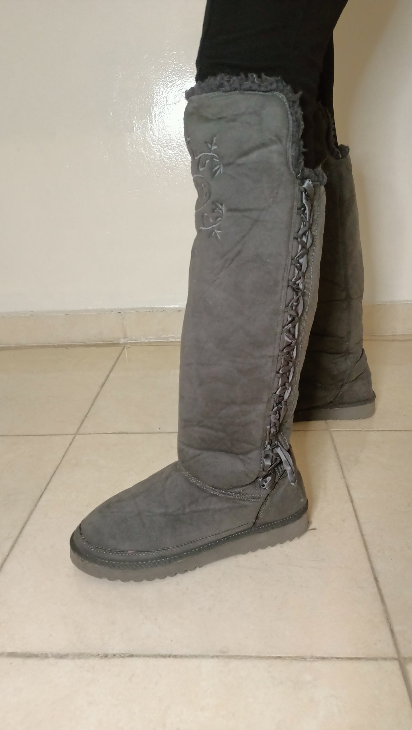 superbes bottes vintage EDC ! Parfaites pour un look cosy et chic, elles sont l'incarnation du confort et de l'élégance d'antan.
