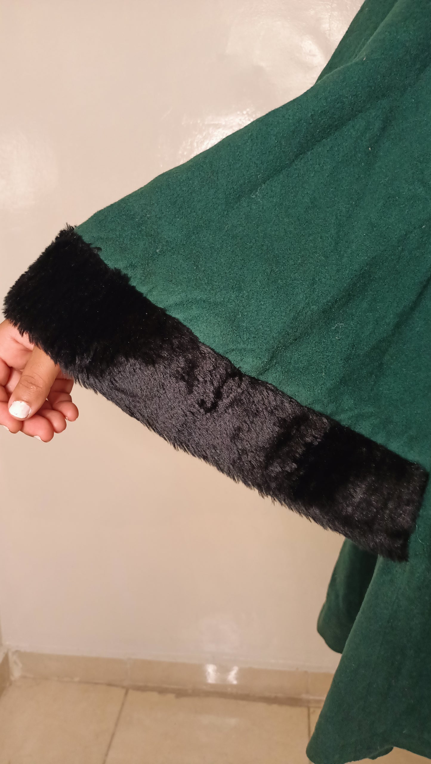 sublime cape/poncho vintage (ou d'inspiration vintage) en drap de laine vert forêt, rehaussée d'une capuche