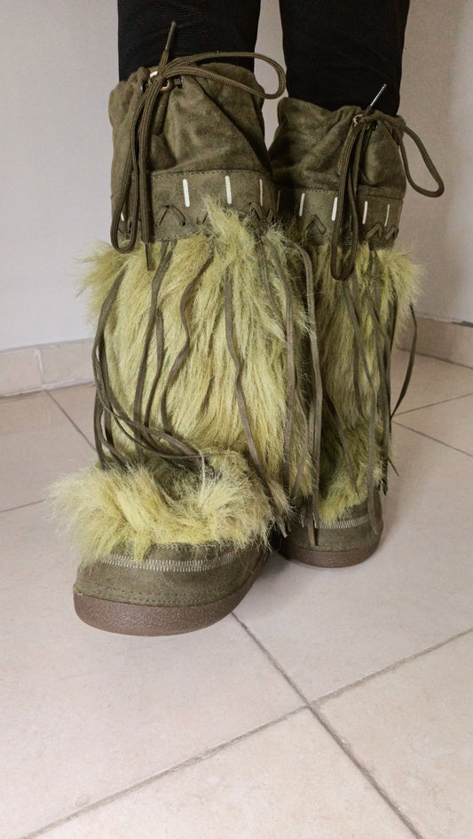 Ces bottes vintage, c'est l'incarnation du style et du confort ! 👢 J'adore leur look unique avec la fourrure et les détails en daim kaki.
