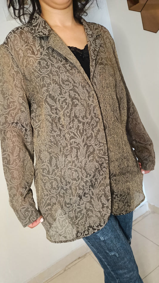 Coup de cœur pour cette pépite vintage ! ✨ J'adore son motif brocart délicat et ses reflets dorés qui apportent une touche de sophistication. Légère et fluide,