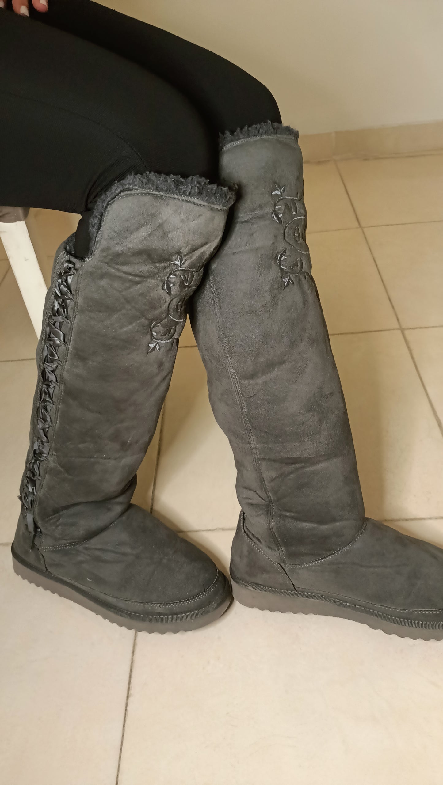 superbes bottes vintage EDC ! Parfaites pour un look cosy et chic, elles sont l'incarnation du confort et de l'élégance d'antan.