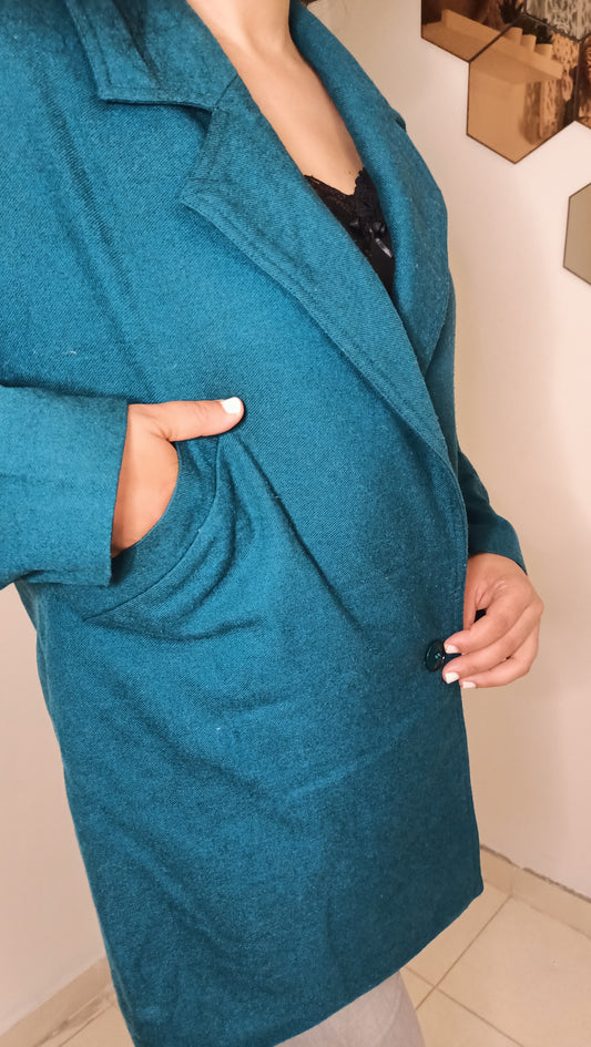 Ce manteau en laine sarcelle est le rêve ultime pour les journées fraîches, et il s'accorde parfaitement avec mon pantalon vintage en jean gris brodé de ces magnifiques fleurs.