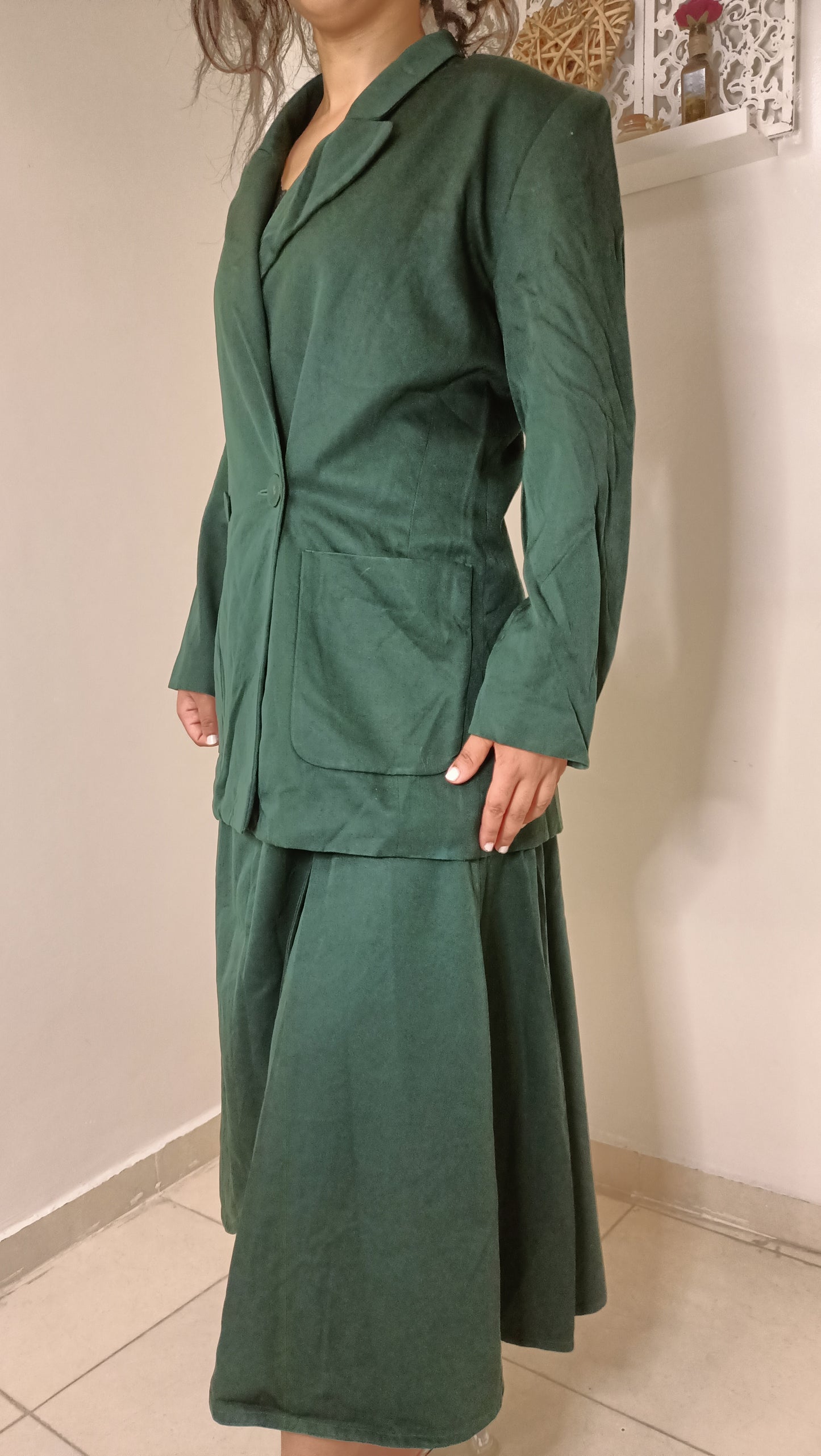 blazer et jupe vintage dans un magnifique vert forêt. La veste croisée avec ses grandes poches et la jupe midi évasée créent une silhouette élégante .