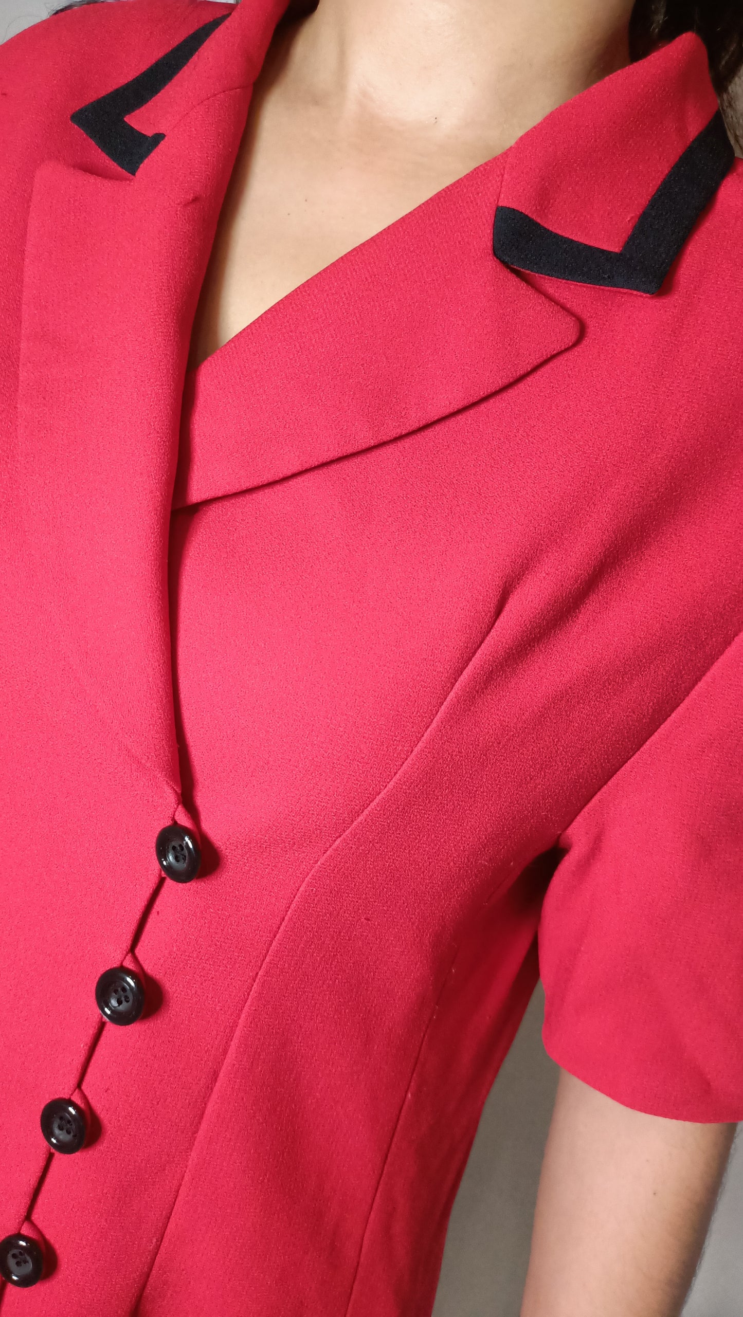 Cette veste rouge vintage a capturé mon cœur. Sa couleur vibrante et ses détails soignés en font une pièce unique qui raconte une histoire.