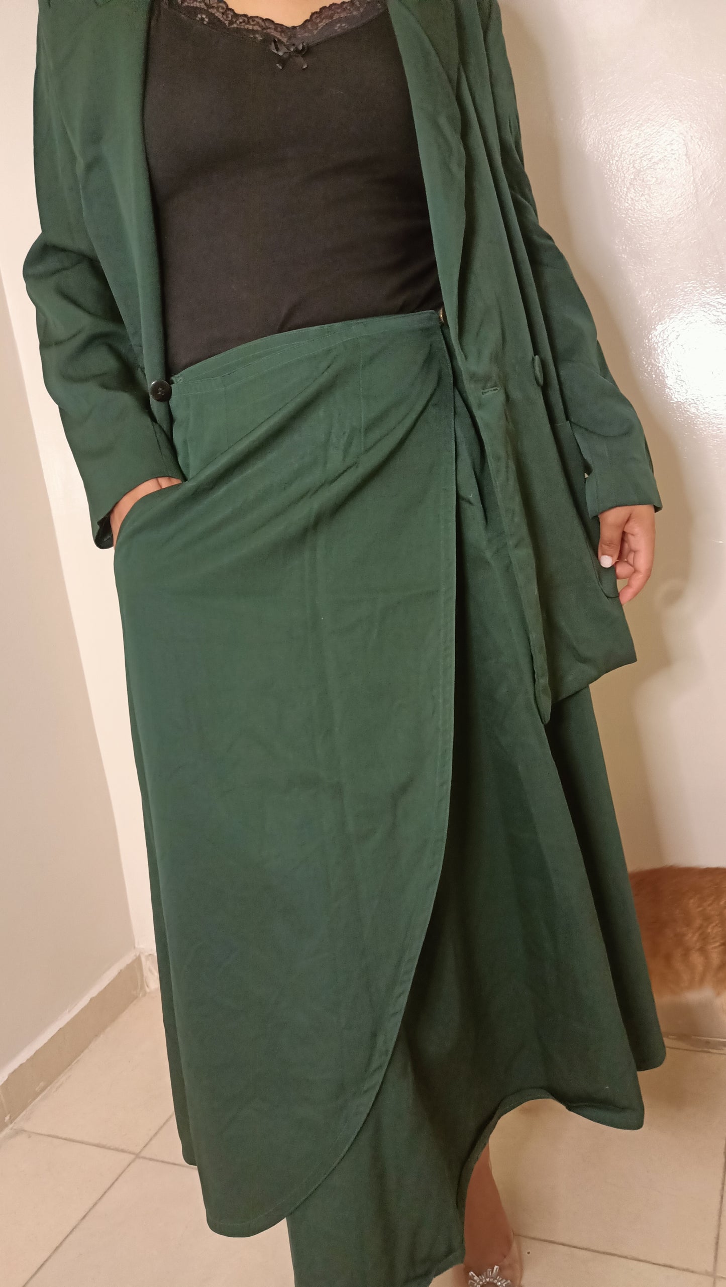 blazer et jupe vintage dans un magnifique vert forêt. La veste croisée avec ses grandes poches et la jupe midi évasée créent une silhouette élégante .