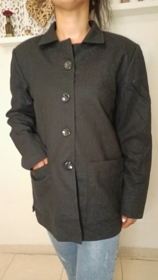Cette veste vintage (ou d'inspiration vintage) de couleur anthracite est la pièce parfaite pour compléter n'importe quel look