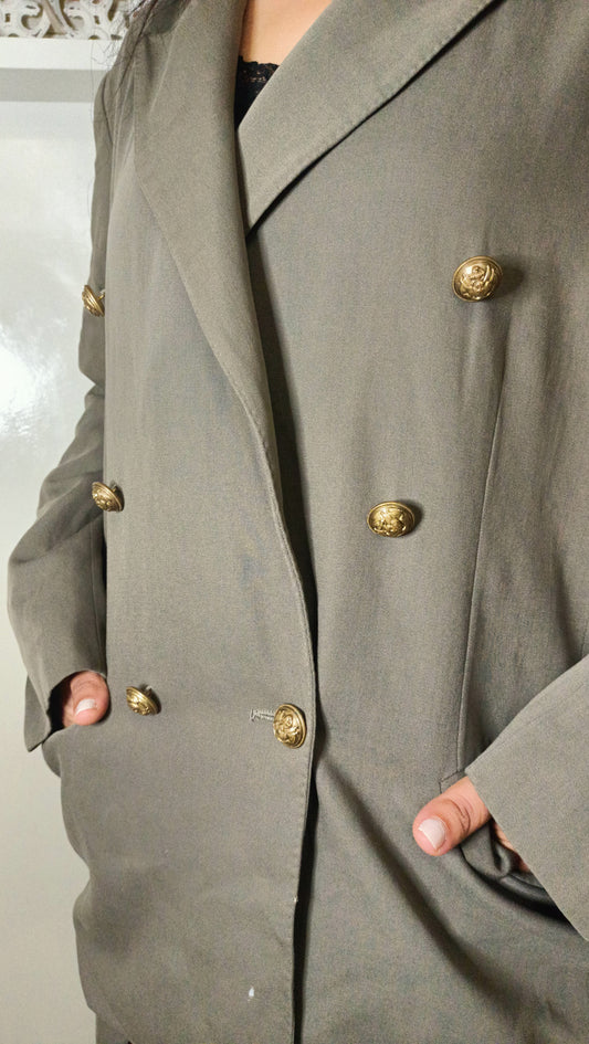 magnifique tailleur. La jupe fluide et le blazer oversized créent une silhouette à la fois chic et effortless.