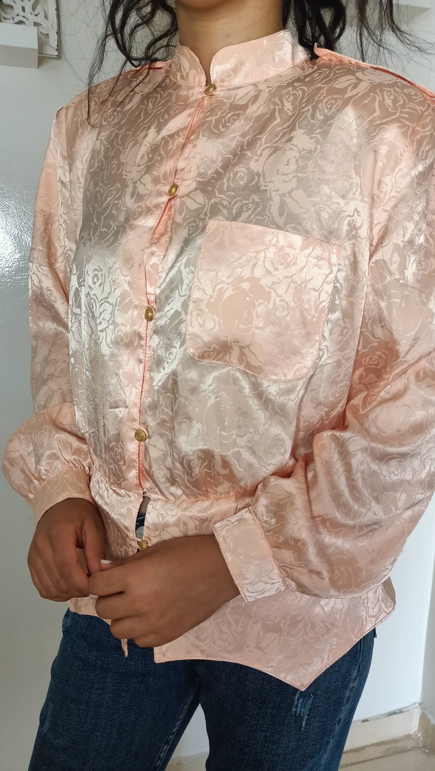 magnifique chemise en satin pêche ornée de motifs floraux délicats. 🌸
