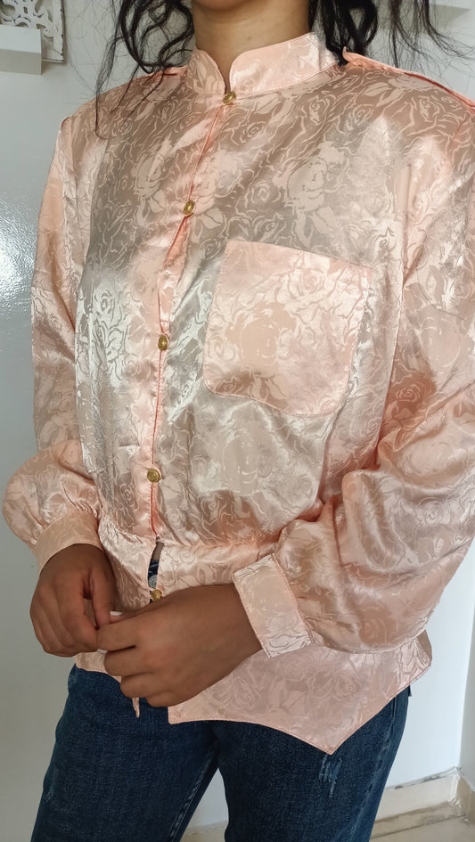magnifique chemise en satin pêche ornée de motifs floraux délicats. 🌸