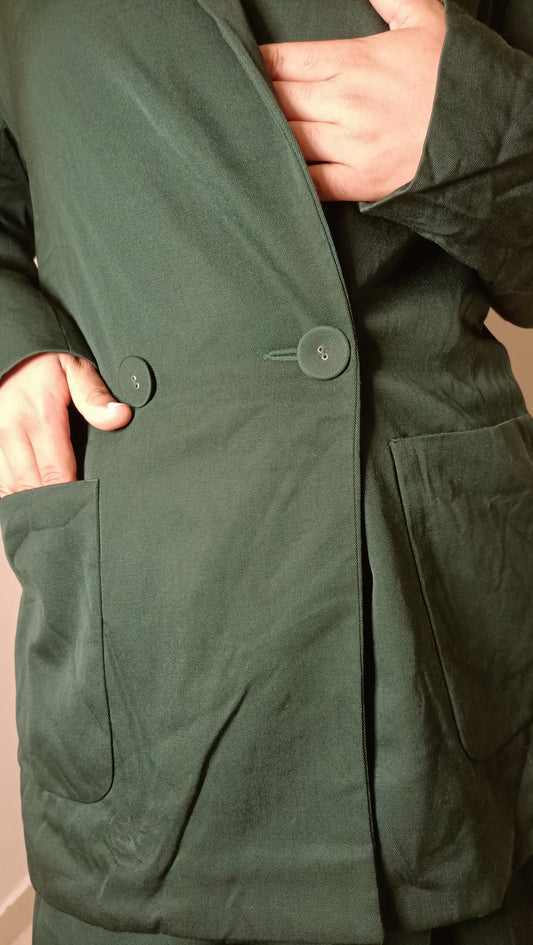 blazer et jupe vintage dans un magnifique vert forêt. La veste croisée avec ses grandes poches et la jupe midi évasée créent une silhouette élégante .