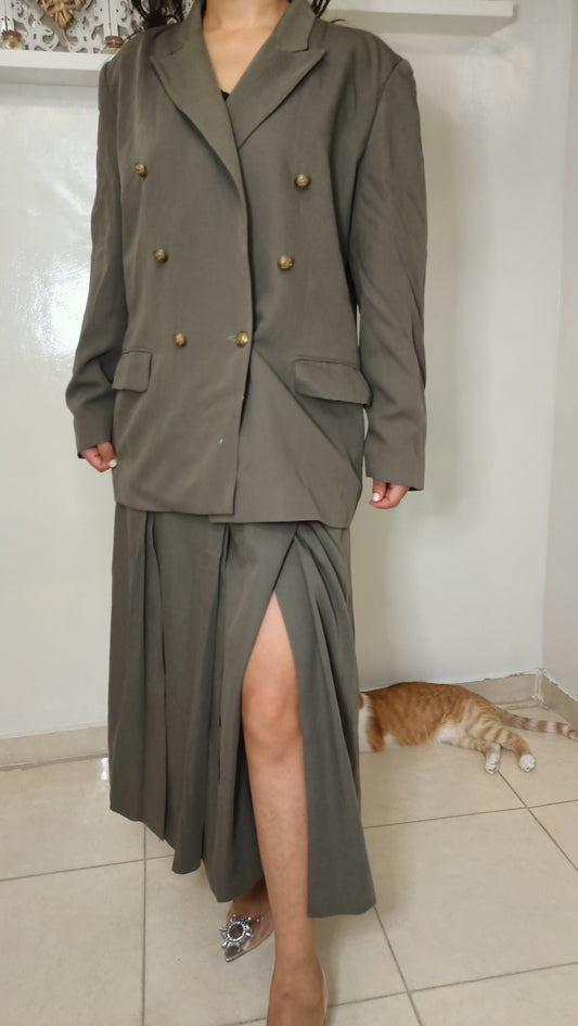 magnifique tailleur. La jupe fluide et le blazer oversized créent une silhouette à la fois chic et effortless.