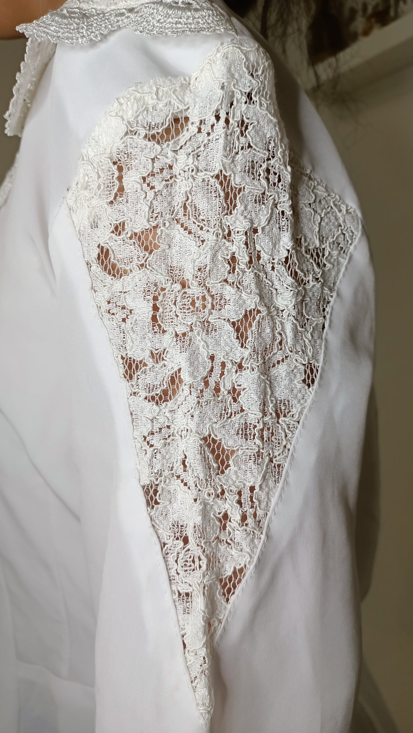 Chemisier Blanc Romantique à Col et Détails en Dentelle
