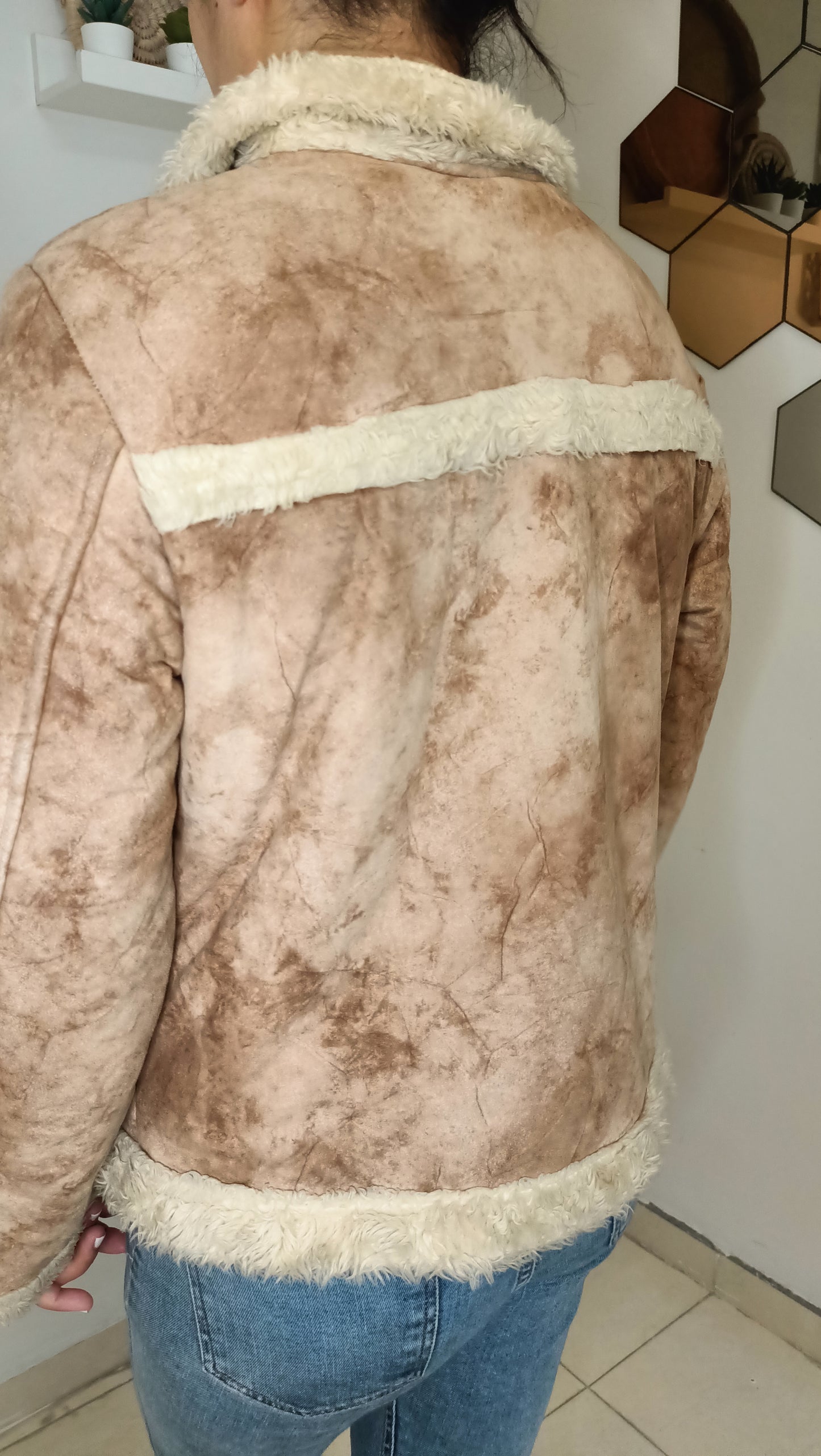 magnifique veste aviateur vintage ! ✈️ Son look en suédine beige patinée et ses détails douillets en fausse fourrure sont parfaits pour un style rétro authentique