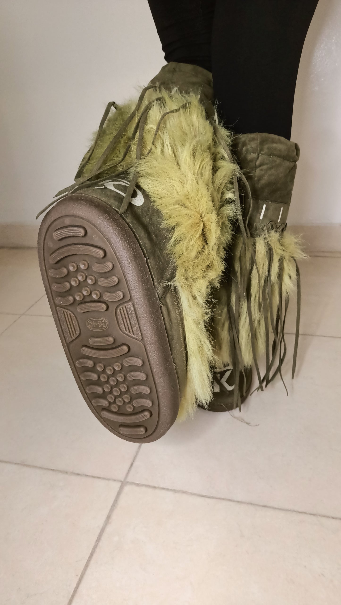 Ces bottes vintage, c'est l'incarnation du style et du confort ! 👢 J'adore leur look unique avec la fourrure et les détails en daim kaki.
