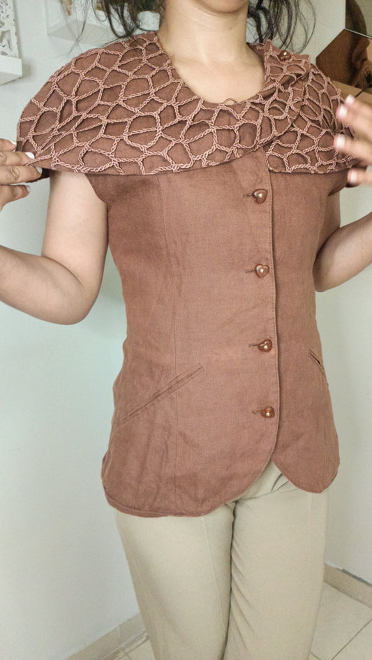 Ce haut vintage marron est une véritable pépite, avec son empiècement travaillé en macramé ou crochet qui lui donne un charme