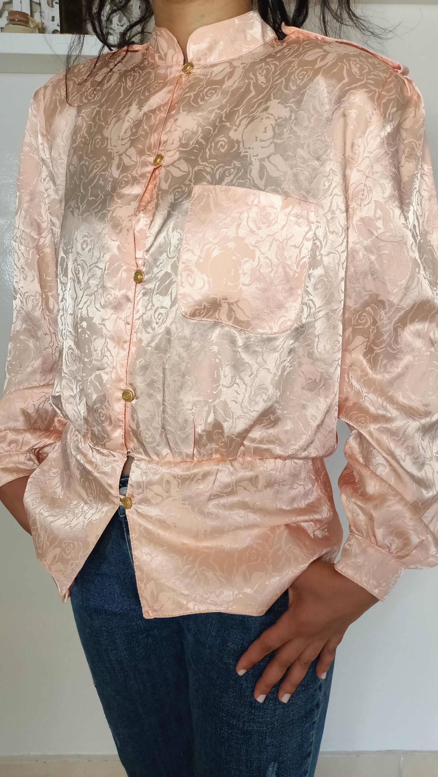 magnifique chemise en satin pêche ornée de motifs floraux délicats. 🌸