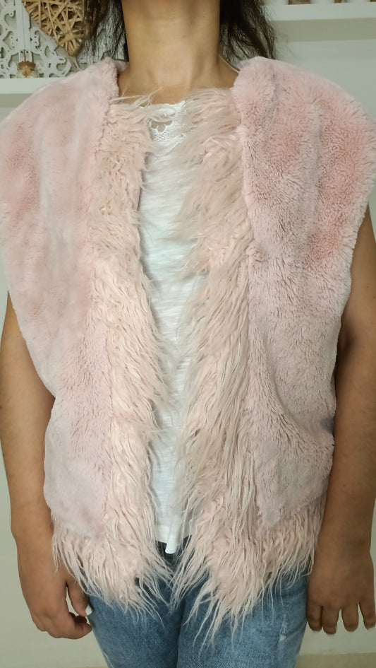 gilet en fausse fourrure rose est le parfait ajout pour une touche cocooning et tendance.